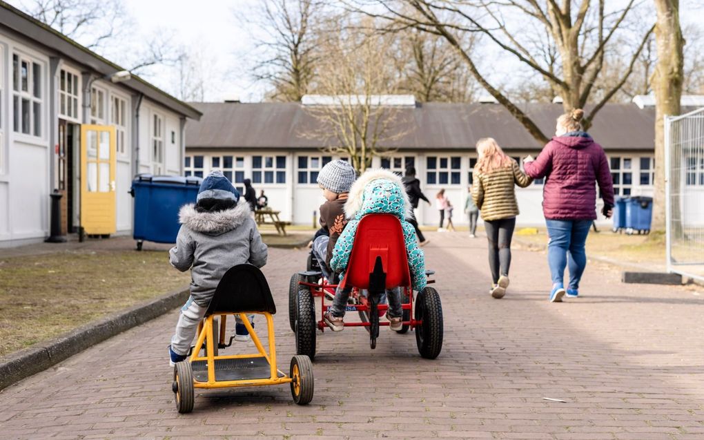 Kinderen vermaken zich tussen de barakken in de noodopvanglocatie voor Oekraïense vluchtelingen in Harskamp. beeld André Dorst