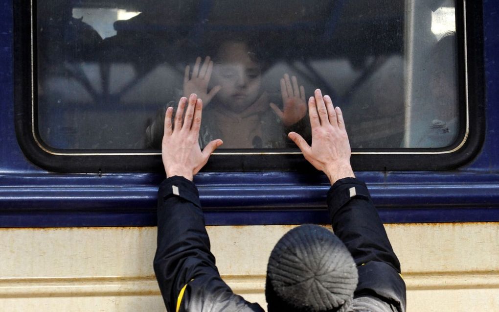 Afscheid van een trein met evacués uit Kiev. beeld AFP Sergei Chuzavkov