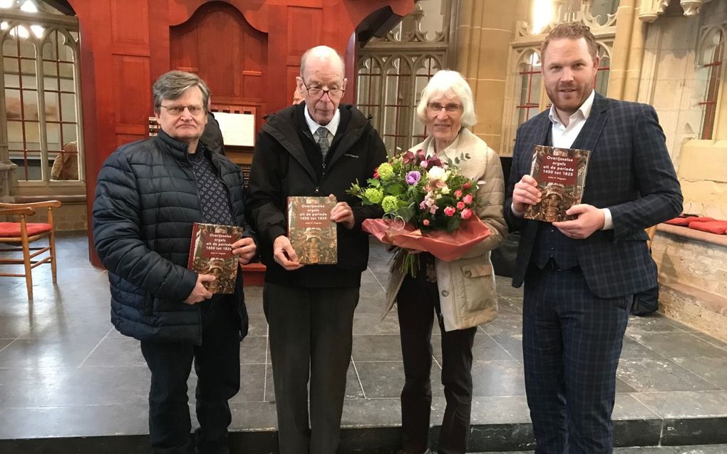 Dr. Auke H. Vlagsma en zijn vrouw, geflankeerd door dr. Jan Smelik (l.) en gedeputeerde Roy de Witte, vrijdag bij de presentatie in Kampen. beeld RD