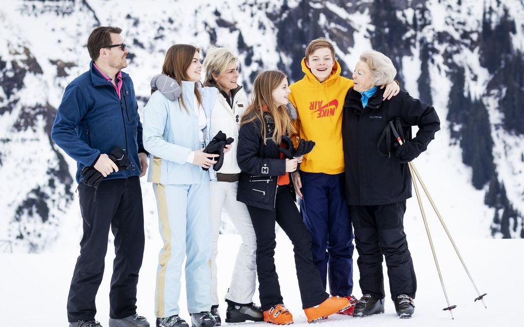 Claus-Casimir in 2020 in Lech met zijn oma, ouders en zussen. beeld ANP, Robin van Lonkhuijsen