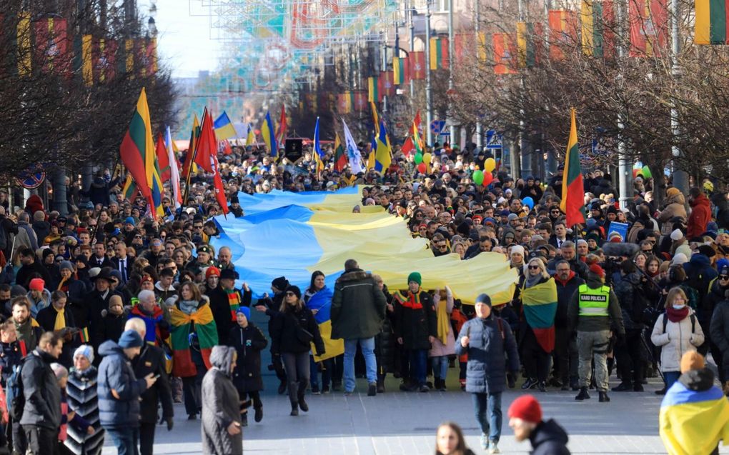 Betogers in de Litouwse hoofdstad Vilnius betuigen massaal hun steun aan de bevolking van Oekraïne. beeld AFP, Petras Malukas