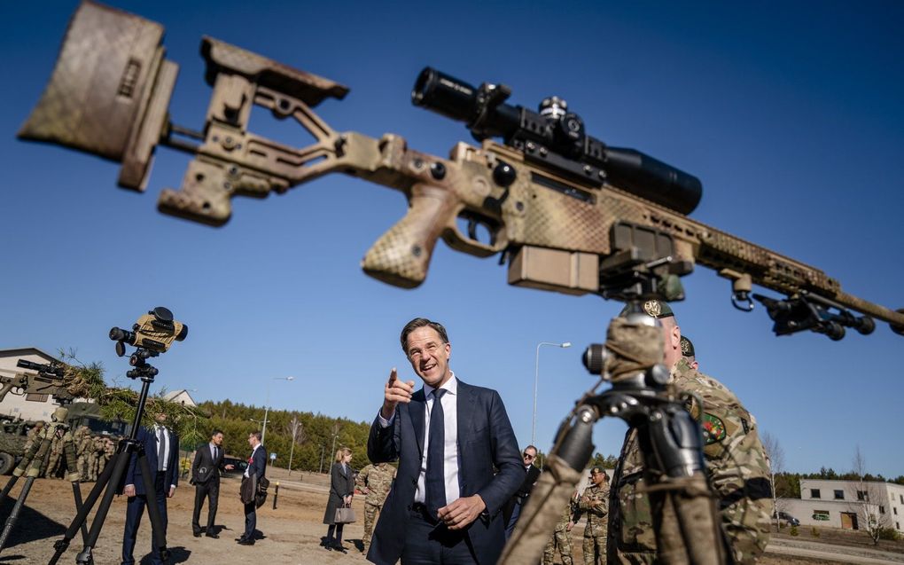 Minister-president Mark Rutte bezoekt Nederlandse militairen die deelnemen aan de NAVO-troepenmacht in Litouwen. beeld ANP BART MAAT