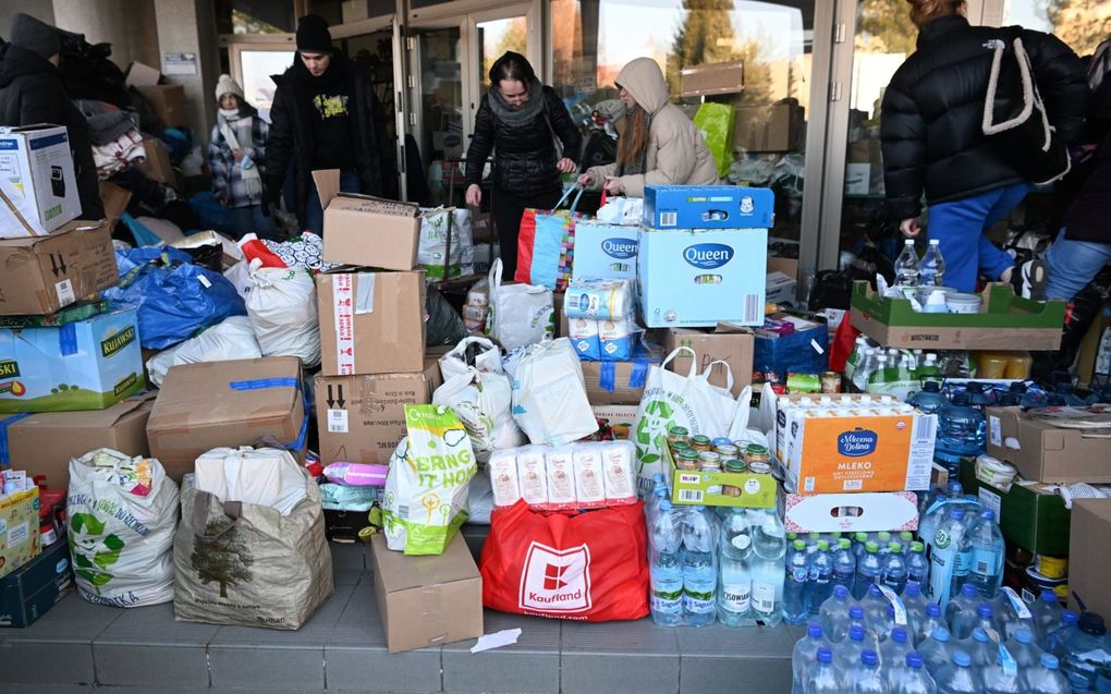 Op tal van plaatsen in binnen- en buitenland worden hulpgoederen ingezameld die per vrachtwagen naar Oekraïne worden gebracht. beeld EPA, Darek Delmanowicz