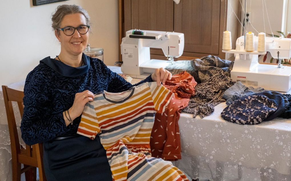 Maja Houtekamer uit Arnemuiden met een zelfgemaakt jurkje. beeld Dirk-Jan Gjeltema