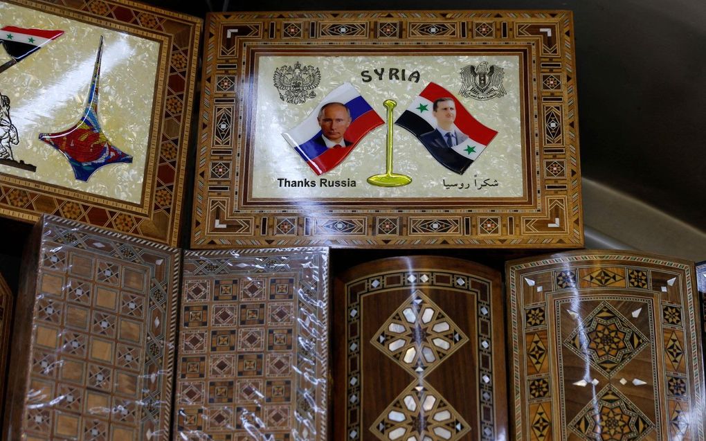 Souvenirs met de beeltenis van de Russische president Poetin en de Syrische president Assad in Damascus. beeld AFP