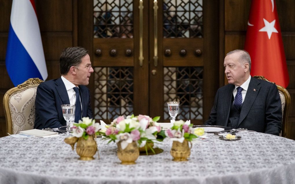 Minister-president Mark Rutte tijdens een werkdiner met president Recep Tayyip Erdogan van Turkije. De ontmoeting staat in het teken van de oorlog in Oekraine. beeld ANP, BART MAAT