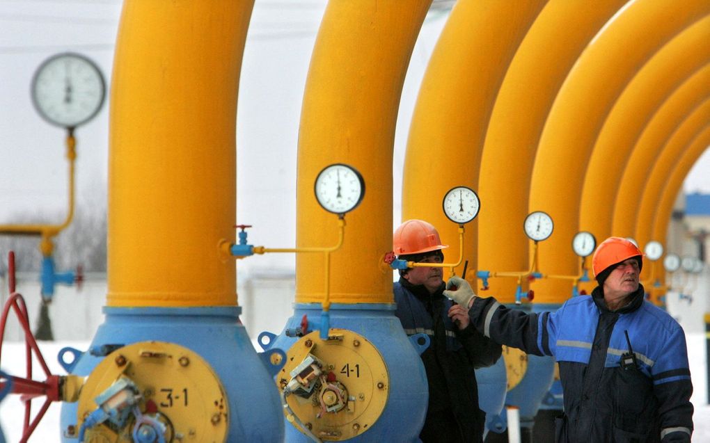 Wit-Russische werknemers in het Yamal-Europe gasoverslagstation bij de stad Nesvizh, zo'n 130 km ten westen van Minsk. beeld AFP,  VIKTOR DRACHEV