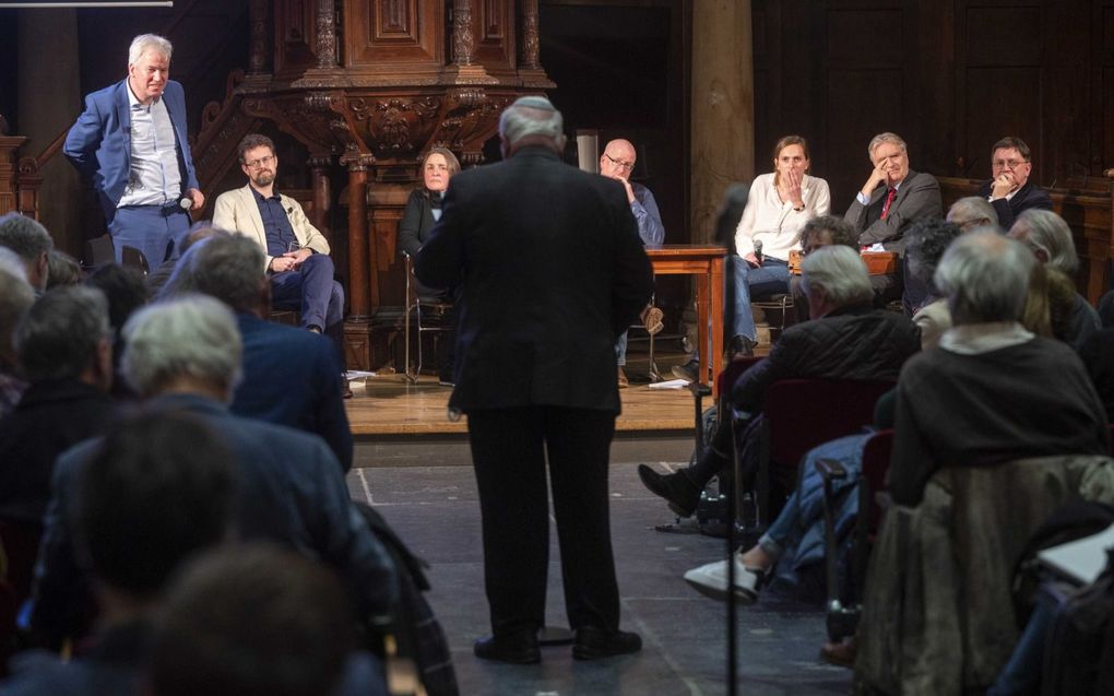 Een vraag vanuit de Joodse gemeenschap aan de zes historici die dinsdagavond een onderzoeksrapport presenteerden waarin ze kritiek uiten op het boek ”Het verraad van Anne Frank.” beeld ANP, Evert Elzinga