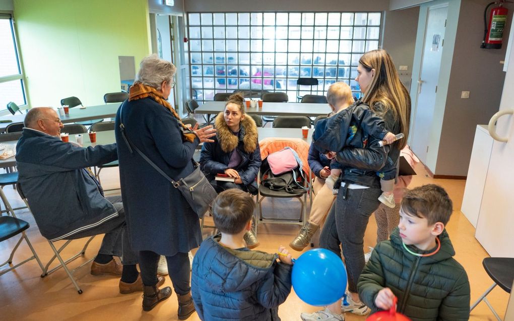 Leden van de hervormde gemeente Valburg-Homoet vangen een groep Oekraïense vluchtelingen op. Op zondagmiddag is er voor hen een speciale dienst met vertaling. beeld Niek Stam