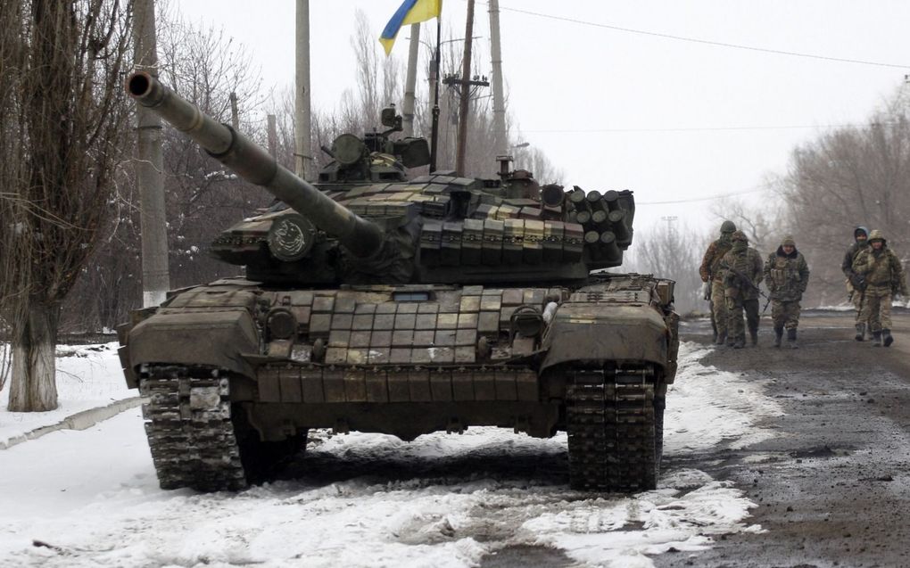 De T-72 is de meest ingezette tank in de oorlog tussen Oekraïne en Rusland. Op de foto: een Oekraïense T-72 in de aanval. beeld AFP, Anatolii Stepanov