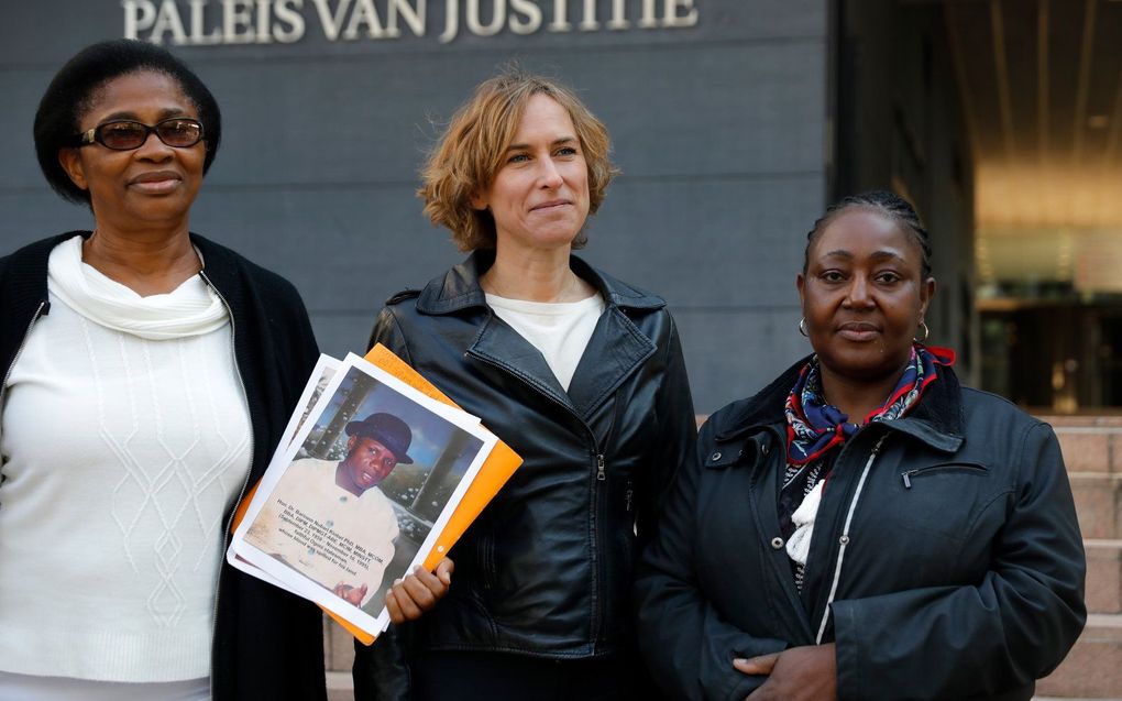 Esther Kiobel, Victoria Bera en Channa Samkalden, voorafgaand aan de uitspraak van de rechtbank in de zaak die de Nigeriaanse Esther Kiobel samen met drie andere weduwen in 2017 aanspande tegen Shell in Nederland. beeld ANP BAS CZERWINSKI