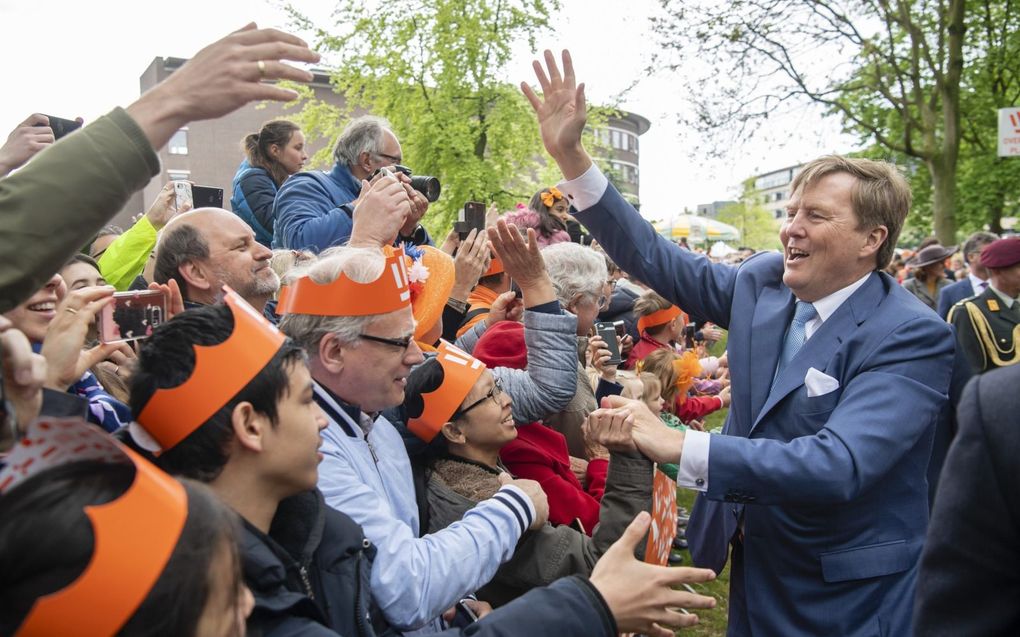 Koningsdag blijft een volksfeest. Handen schudden hoort daarbij, net als voorheen. Foto: koning Willem-Alexander viert zijn verjaardag in Amersfoort (2019). beeld ANP, Frank van Beek