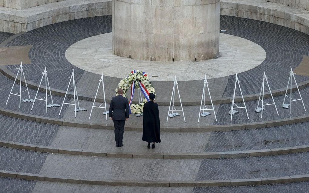 Koning Willem-Alexander en koningin Maxima leggen een krans tijdens de Nationale Dodenherdenking op de Dam. beeld ANP, REMKO DE WAAL