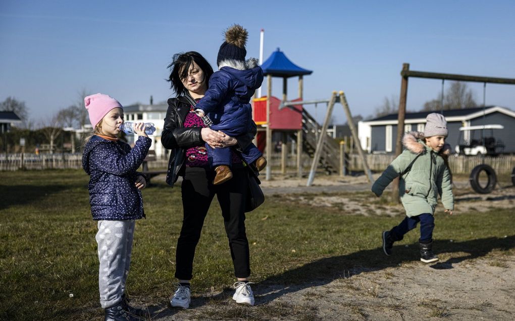 Gevluchte kinderen uit Oekraïne spelen in een speeltuintje op een vakantiepark. beeld ANP RAMON VAN FLYMEN