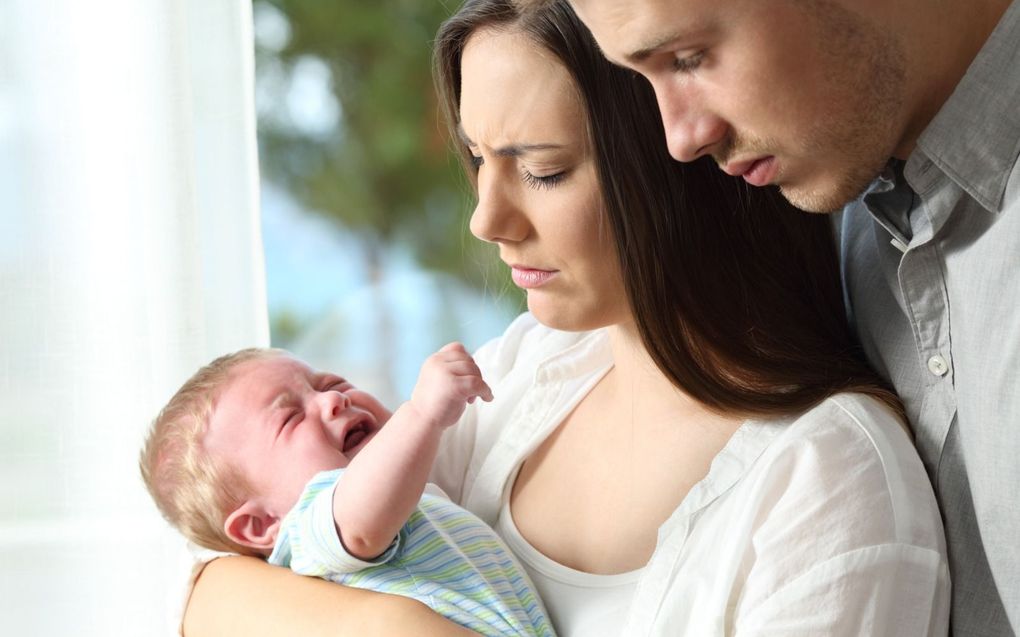 „Urenlang gehuil van het kind kan enorm stressvol zijn voor de ouders.” beeld iStock