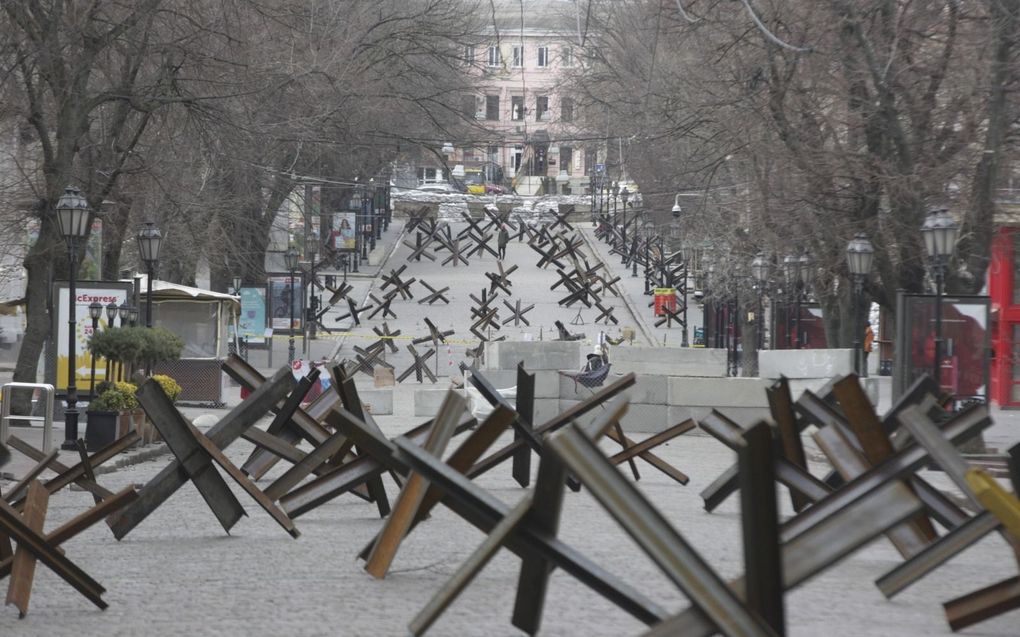 IJzeren kruizen tegen Russische tanks en pantservoertuigen vullen het straatbeeld in Odessa. De zuid-Oekraïense havenstad verdedigt zich fel.  beeld EPA, Stepan Franko