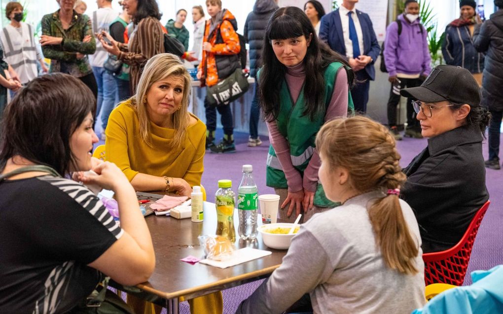 Koningin Maxima op bezoek in de opvang voor Oekraïense vluchtelingen in de RAI in Amsterdam. Intussen rijst de vraag waardoor Oekraïners in Nederland zoveel meer welkom lijken te zijn dan andere groepen. beeld ANP, Mischa Schoemaker