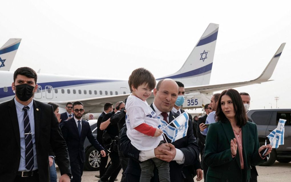 De Israëlische premier Naftali Bennett verwelkomde begin maart een groep weeskinderen uit de Oekraïense stad Zhitomir, bij aankomst in Israël op de luchthaven Ben Gurion beeld AFP, Maya Alleruzzo