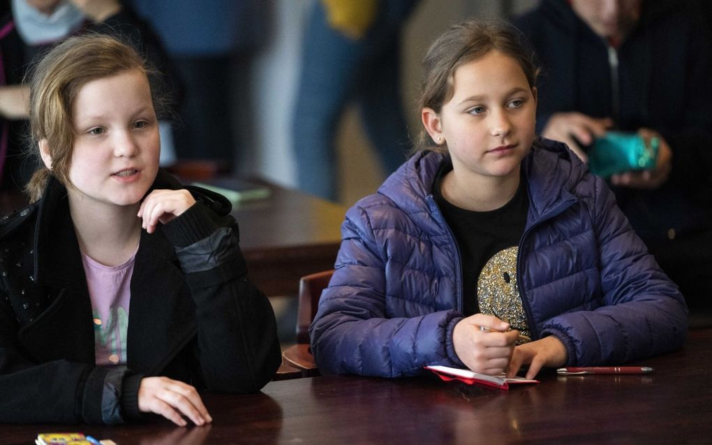 Twee Oekraïense meisjes krijgen vrijdag voor het eerst les in een tijdelijke onderwijsvoorziening in Harskamp.  beeld ANP, Jeroen Jumelet