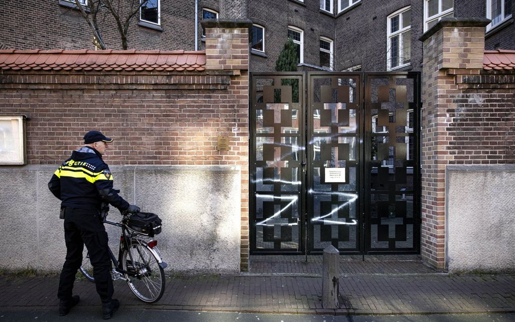 De ingang van de Russisch-orthodoxe Heilige Nikolaas van Myrakerk in Amsterdam werd deze maand beklad met het omstreden Z-symbool. Dat teken wordt gebruikt door voorstanders van de invasie van Oekraine. beeld ANP, Ramon van Flymen