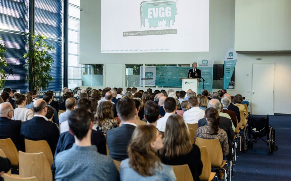 De Gereformeerde Gemeenten belegden zaterdag in Amersfoort een evangelisatiedag. Evangelist Lennard Elenbaas: „De eerste opdracht is om onze naaste lief te hebben.” beeld André Dorst