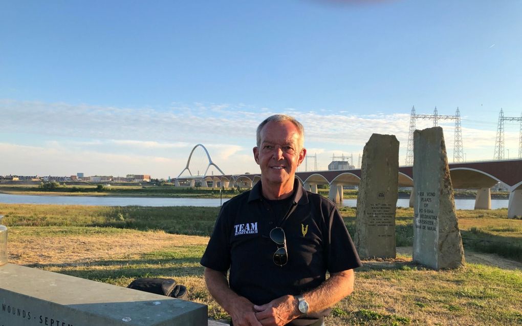 Tim Ruijling, bedenker van de Sunset March op de plaats waar dagelijks de herdenking is. Ruijling nam zaterdag een erepenning in ontvangst. beeld RD