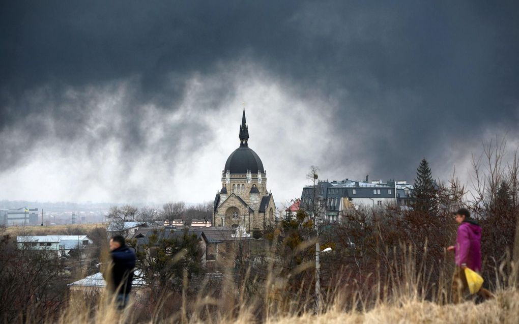 Zwarte rookwolken stijgen op boven de West-Oekraïense stad Lviv na de Russische raketaanval van zaterdag. beeld AFP, Aleksei Filippov