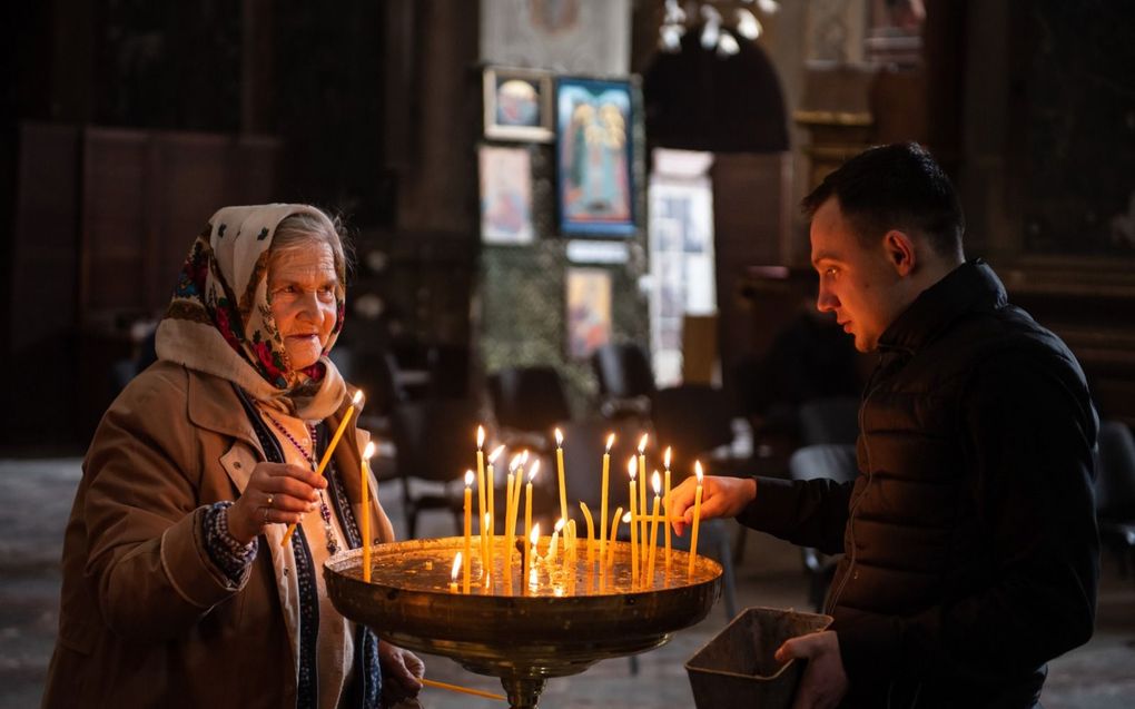 Wake voor een kerk in Lviv. beeld EPA, Wojtek Jargilo