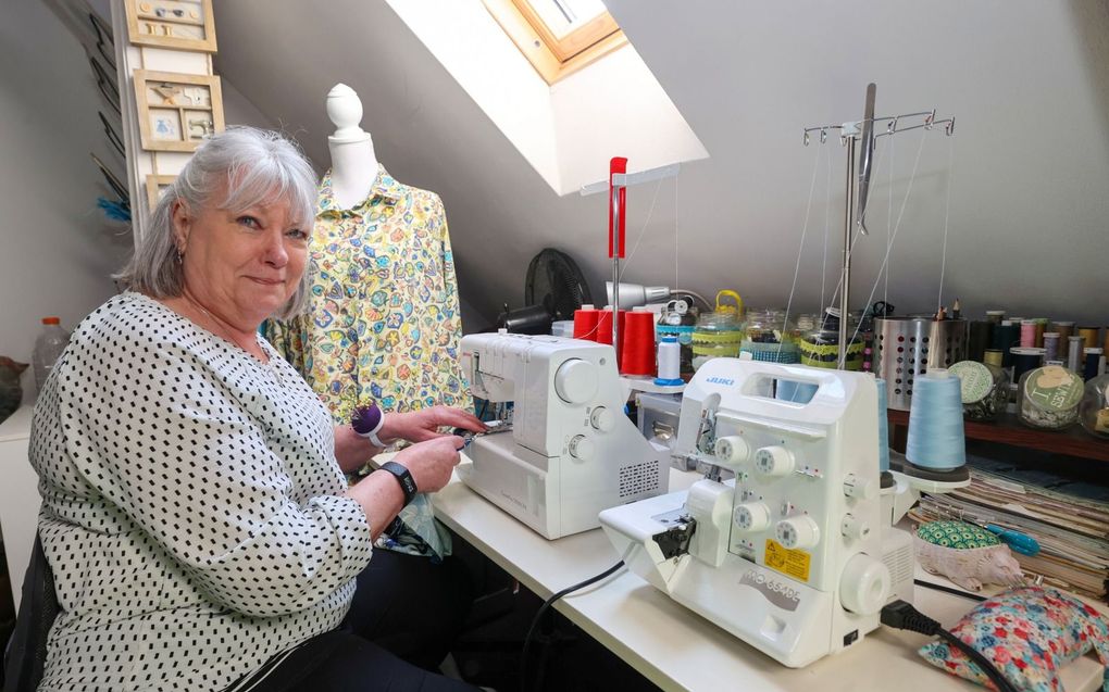 Joke Bos uit Helmond achter haar naaimachines. beeld Bert Jansen