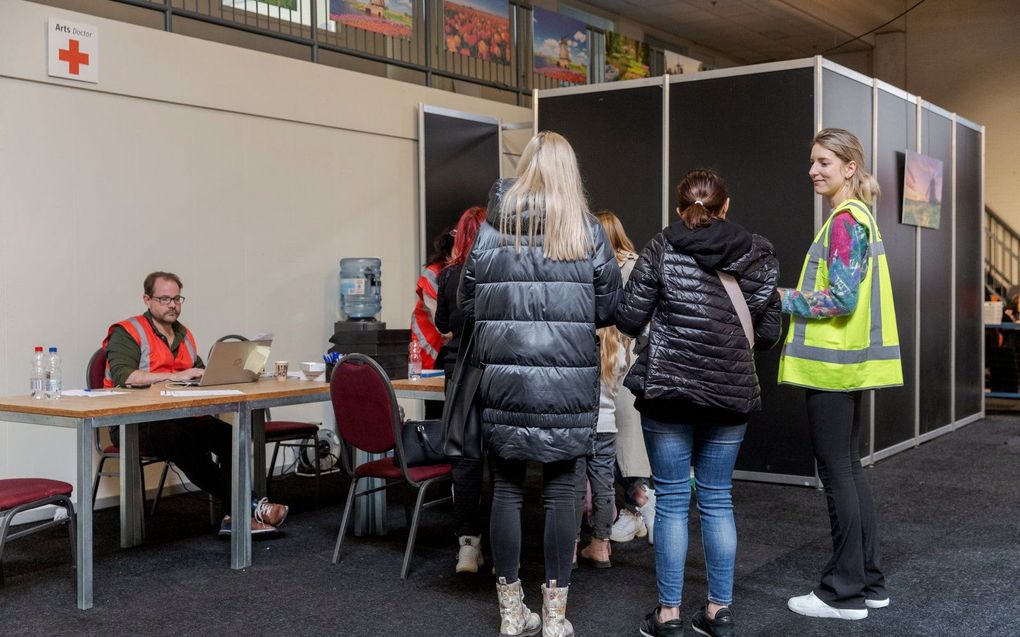 Vluchtelingen bij een Rode Kruispost in De Broodfabriek. beeld gemeente Den Haag