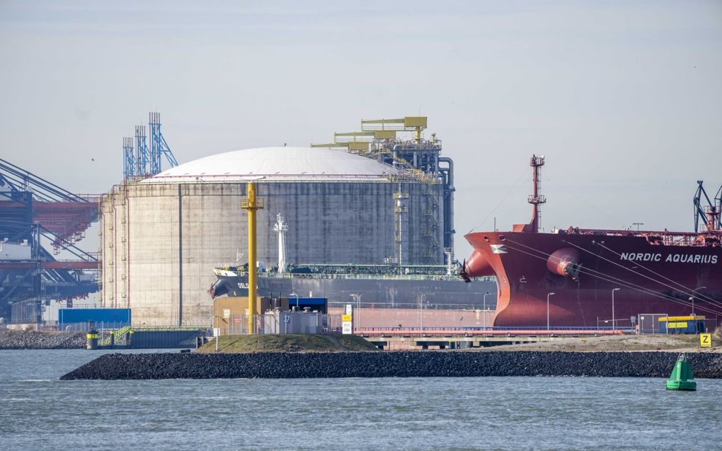 Een olietanker ligt naast de lng-tanks aan de Gate terminal op de Maasvlakte bij Rotterdam.  beeld ANP, Jerry Lampen