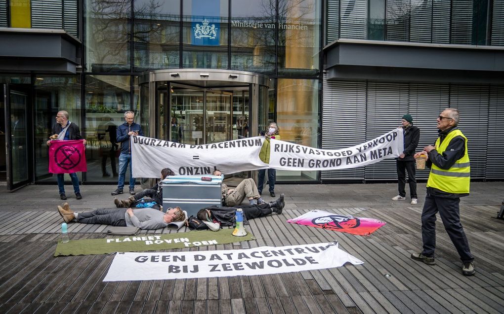 Actievoerders van Extinction Rebellion ketenen zich vast voor de deur van het Ministerie van Financien. De activisten eisen dat er geen datacentrum bij Zeewolde wordt gebouwd. beeld ANP, Bart Maat