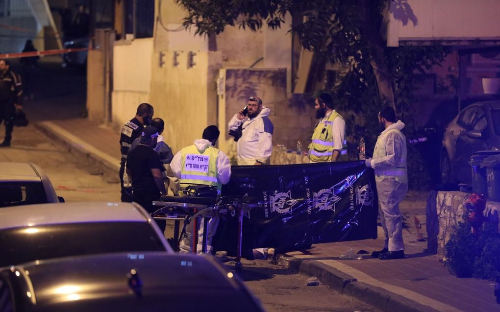 Israëlische hulpverleners voerden dinsdagavond een van de slachtoffers van de terreuraanslag in Bnei Brak af. Een Palestijnse terrorist schoot in de voorstad van Tel Aviv vijf mensen dood. beeld EPA, Abir Sultan