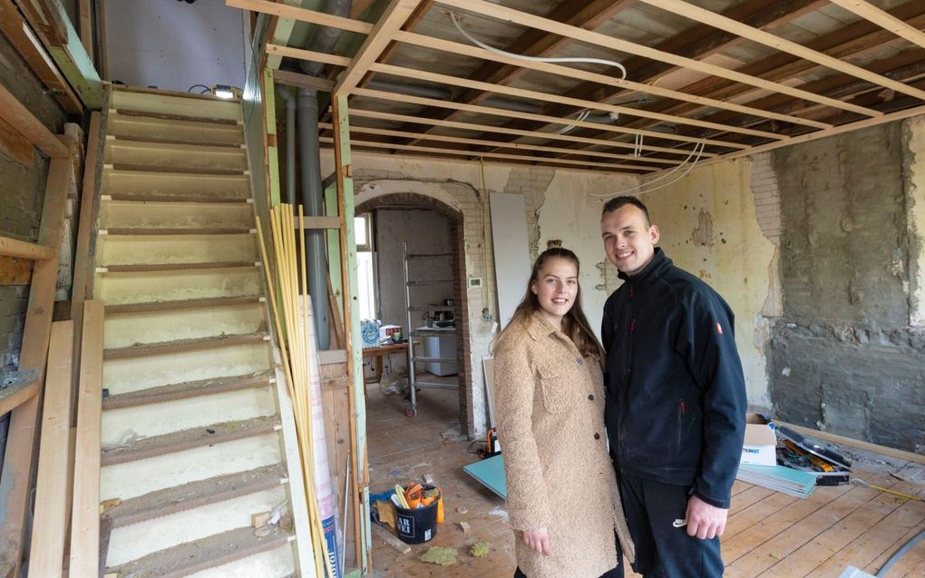 Corine Doornenbal en haar vriend Benjamin de Jong zijn bijna elke avond aan het klussen in hun jarendertigwoning. beeld Anton Dommerholt