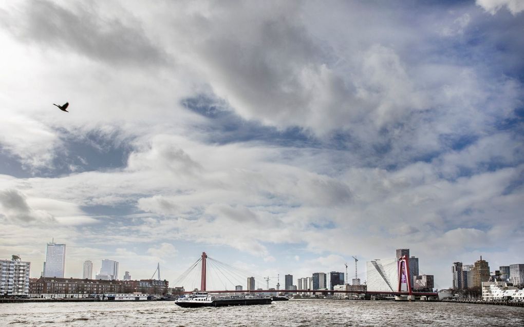 „Techniek wordt in onze tijd eerder aangeroepen om bescherming dan de machtige God.” Foto: Skyline van Rotterdam. beeld RD, Henk Visscher