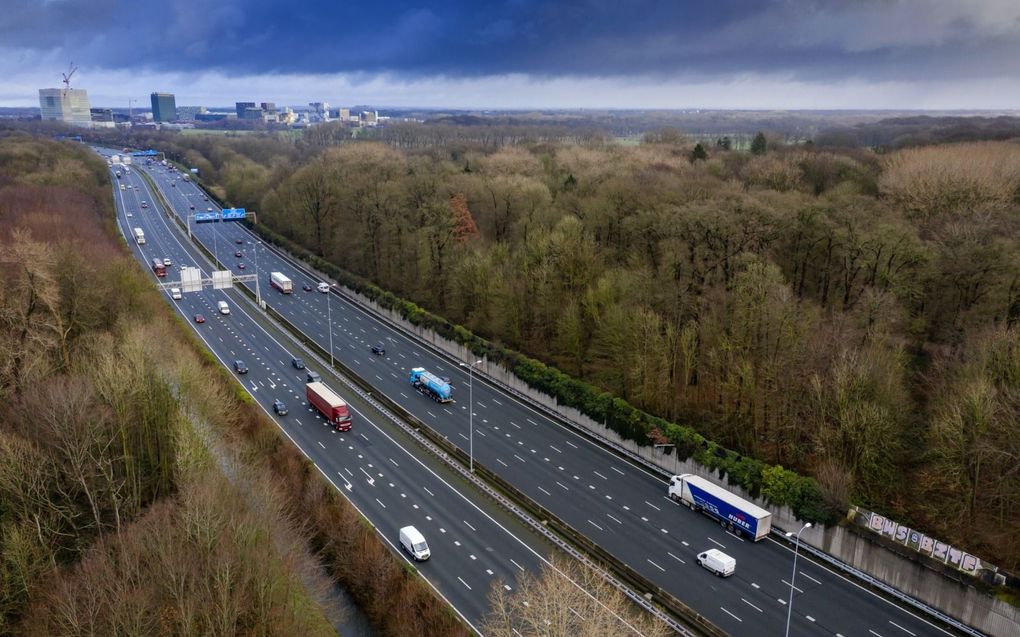 Minister Harbers wil de verbreding van de A27 bij Amelisweerd doorzetten. beeld ANP, Robin van Lonkhuijsen