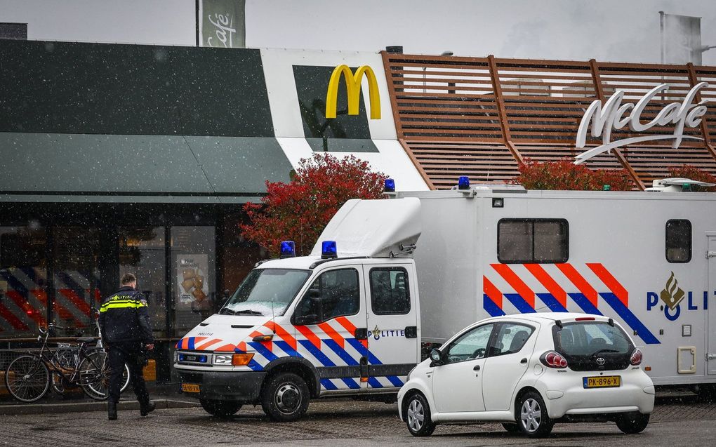 Politie onderzoekt de plek waar een dag eerder twee mannen (57 en 62 jaar) om het leven zijn gekomen bij een schietpartij in de McDonalds. beeld ANP, VINCENT JANNINK