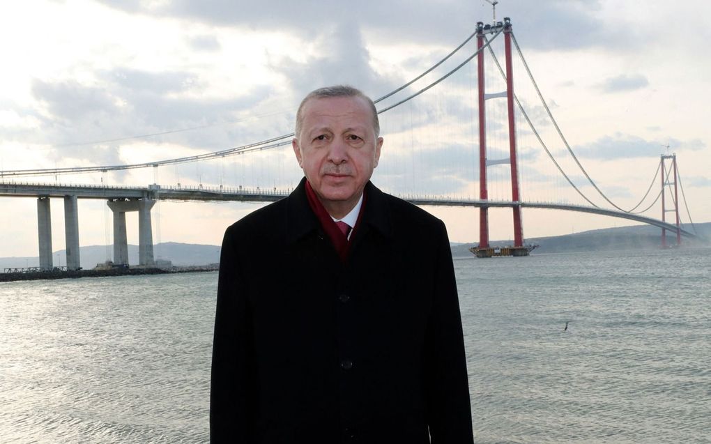 De Turkse president Erdogan tijdens de inhuldiging van de Çanakkale 1915-brug.  beeld AFP/ Turkish President Press Office