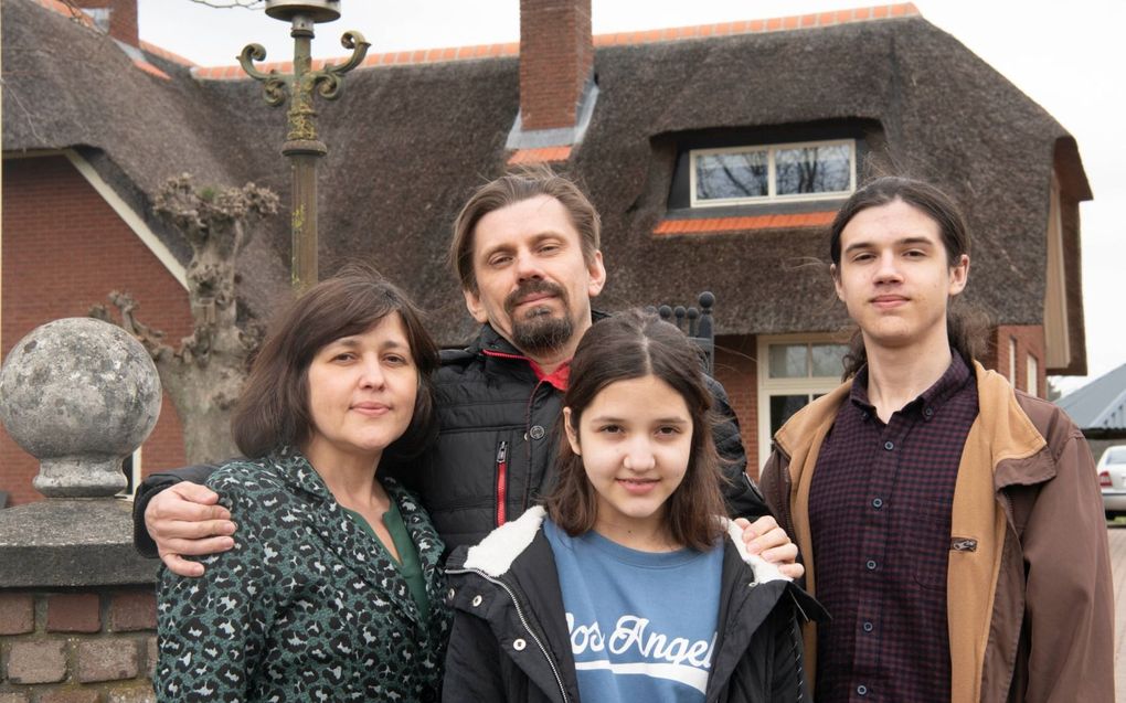 Na zijn vlucht uit Oekraïne vond ds. Dmitriy Ksenzov met zijn vrouw en twee kinderen onderdak in het Overijsselse Notter. beeld Ruben Meijerink