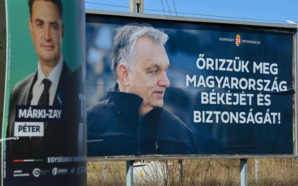 De Hongaarse premier Viktor Orban (r.) broederlijk naast de oppositieleider Peter Marki-Zay (l.).  beeld AFP, Attila Kisbenedek