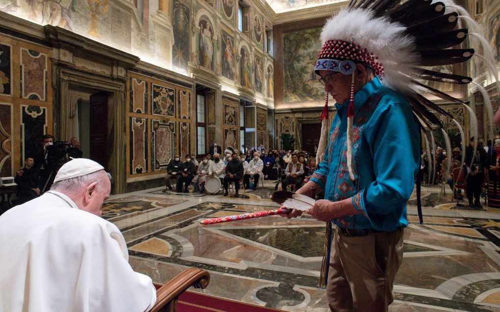 Paus Franciscus ontmoet vrijdag een vertegenwoordiger van de Canadese inheemse volken. beeld EPA/Vaticaan