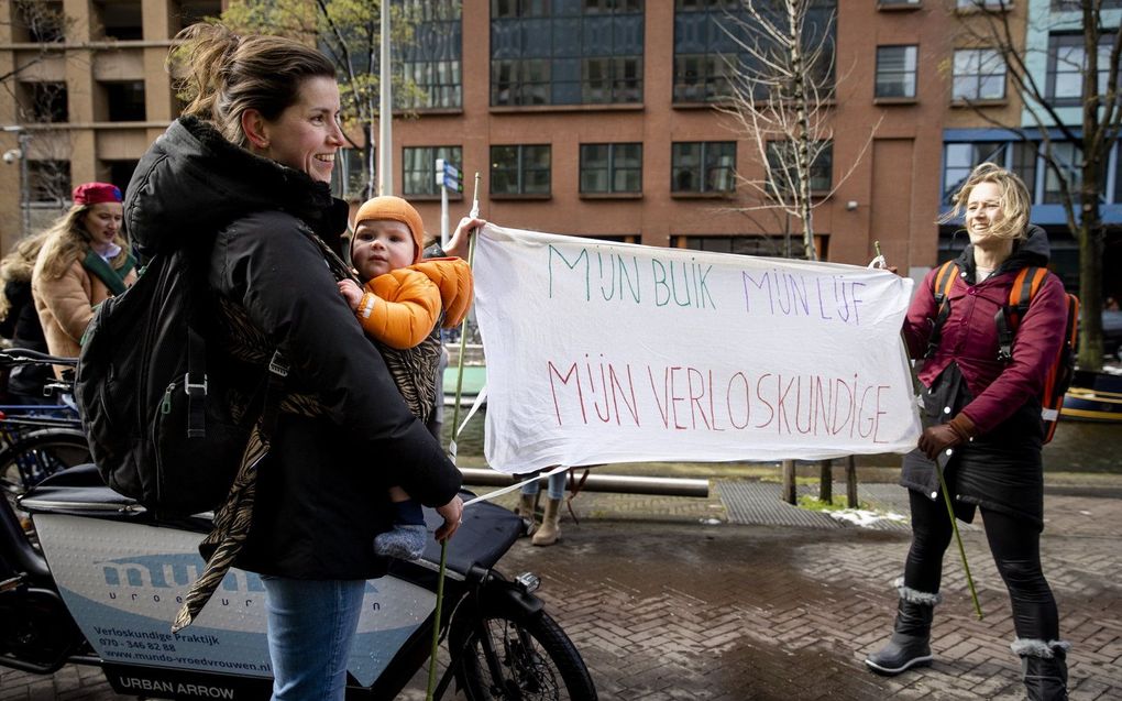 Verloskundigen protesteerden vrijdagmiddag bij het ministerie van Volksgezondheid in Den Haag. beeld ANP, Sem van der Wal