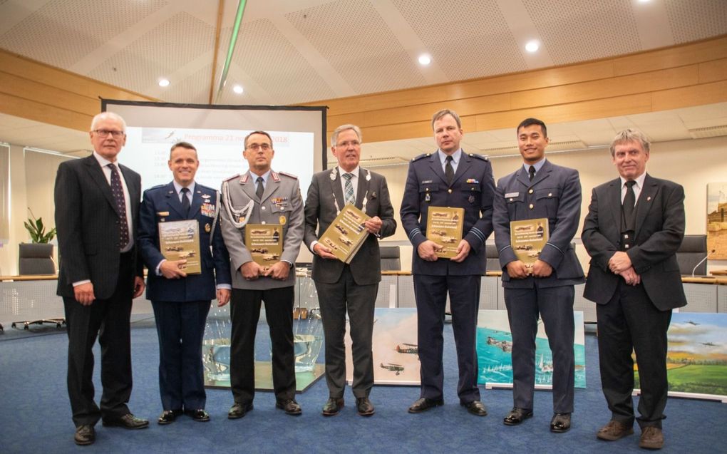 Wim de Meester (links) en Kees Stoutjesdijk (rechts) bij de presentatie van deel 2A van hun serie met toenmalig burgemeester Rabelink van Schouwen-Duiveland en de militair attachés (van links naar rechts) van de Verenigde Staten, Duitsland, Nederland en Groot-Brittannië. Deze week verschijnt het negende boek: deel 5, over Tholen en Sint Philipsland. beeld fam. De Meester