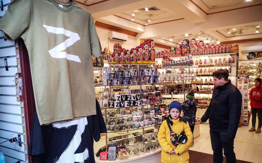 Een cadeauwinkel in Moskou verkoopt t-shirts met letter Z. Dat is het symbool geworden van steun voor de Russische militaire actie in Oekraïne. beeld AFP