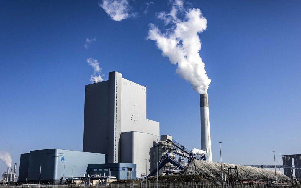 Elektriciteitscentrale Uniper Benelux in de haven van Rotterdam draait op steenkool. Dat kan volgens het nieuwste klimaatrapport van het IPCC echt niet meer. beeld ANP, Ramon van Flymen