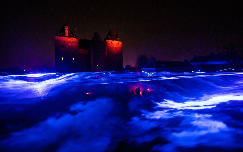 Kunstenaar Daan Roosegaarde zet met de virtuele overstroming WATERLICHT Kasteel Loevestein onder water. Met dit kunstwerk vraagt Roosegaarde aandacht voor de stijgende waterspiegel als gevolg van de opwarming van de aarde. beeld Daniel Verkijk