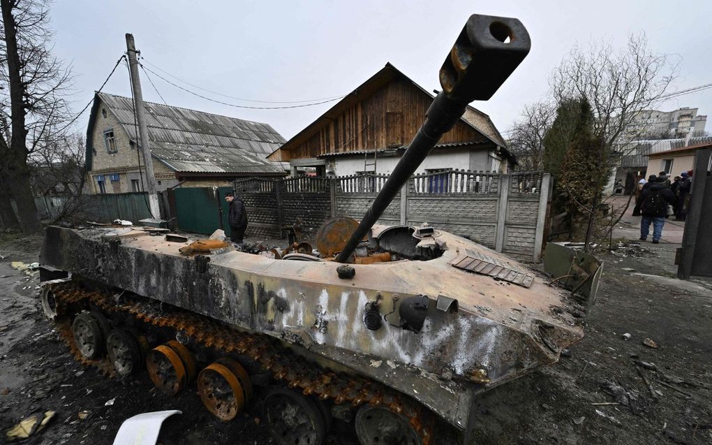 Verwoeste tank in de straten van Boetsja, dinsdag. beeld AFP, Genya Savilov