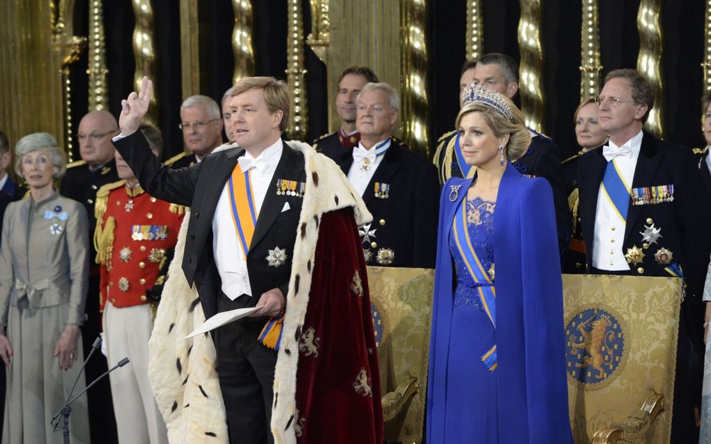 Koning Willem-Alexander legt de eed af tijdens zijn inhuldiging in De Nieuwe Kerk. beeld ANP, Robin Utrecht