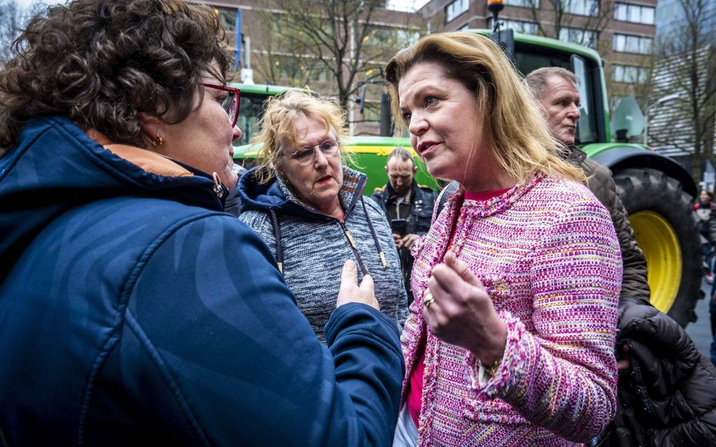 Bezorgde boerengezinnen brachten woensdagavond hun zorgen over aan stikstofminister Van der Wal (r.), voorafgaand aan een Kamerdebat waarin het ondere ging over de stikstofplannen van het kabinet. beeld ANP, Sem van der Wal