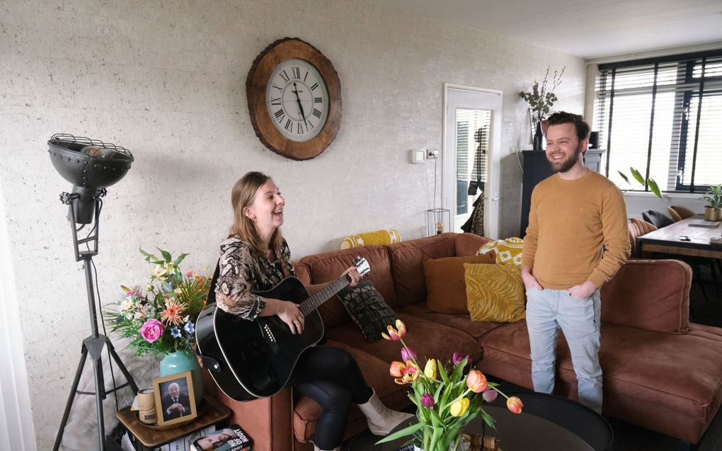 Frank en Willemijn van den Berg zijn na hun trouwen in het appartement van Willemijn in Gouda gaan wonen. Ze zijn nu op zoek naar een huis met een tuin. beeld Sjaak Verboom